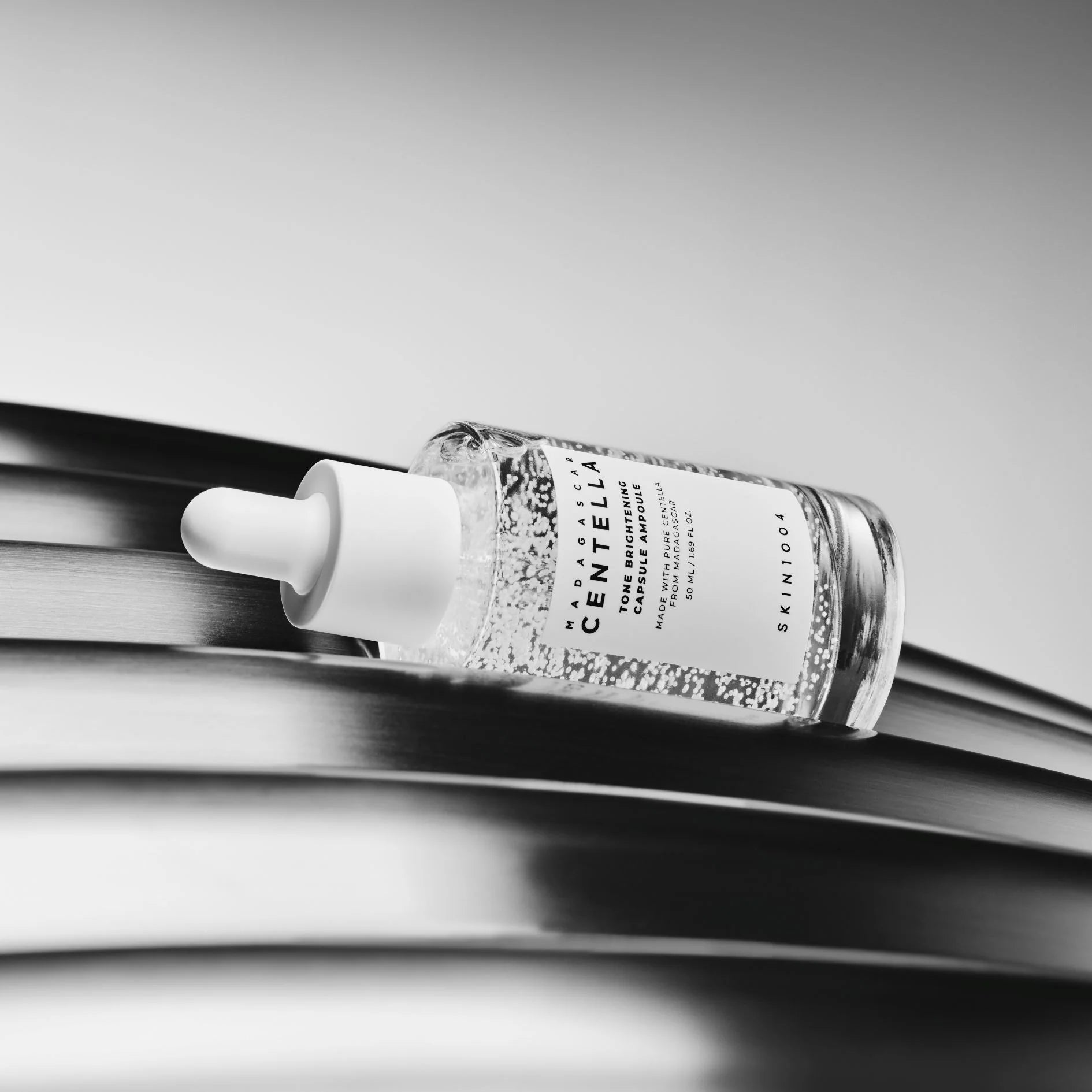 Madagascar Centella Tone Brightening Capsule Ampoule – tamsias dėmes koreguojanti veido ampulė