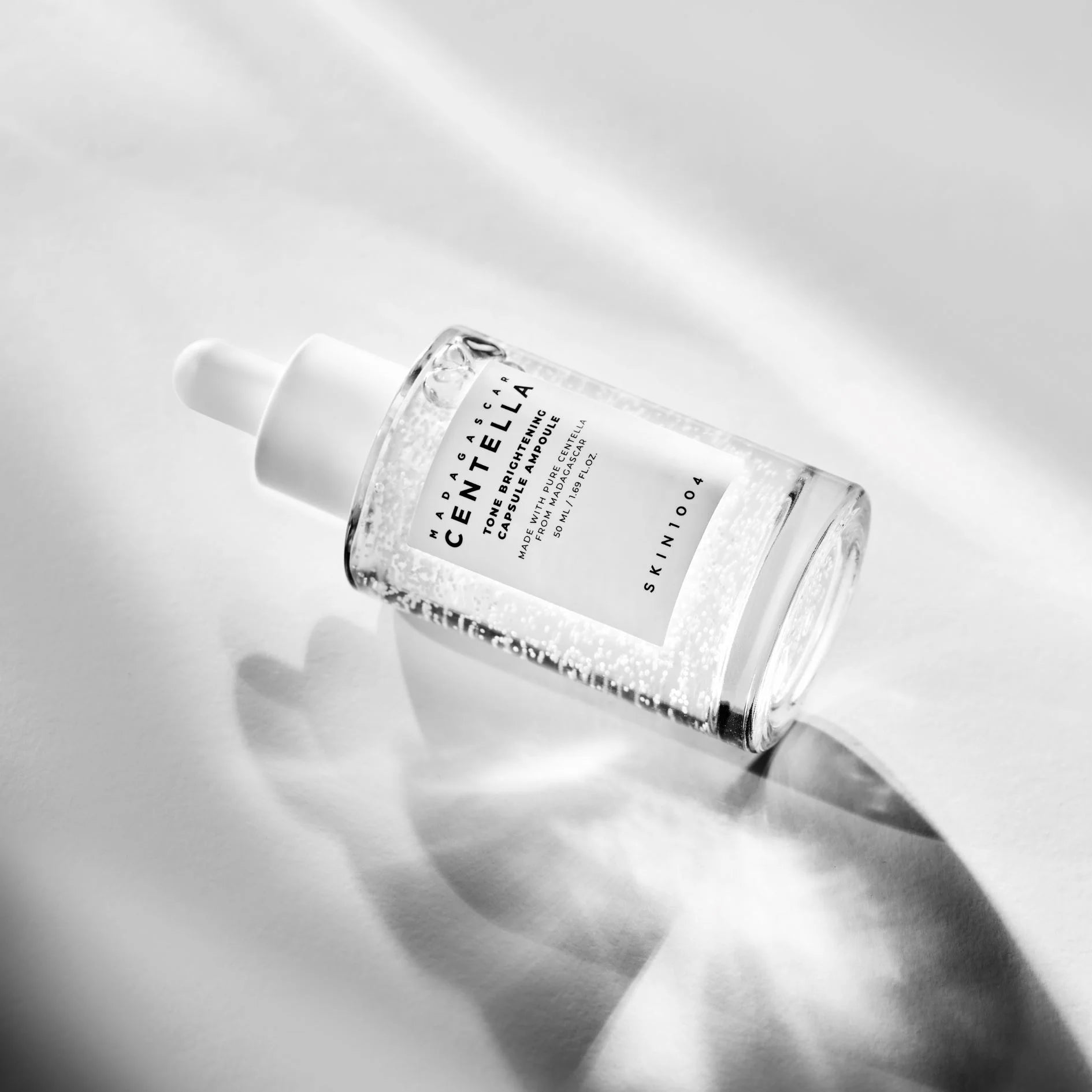 Madagascar Centella Tone Brightening Capsule Ampoule – tamsias dėmes koreguojanti veido ampulė